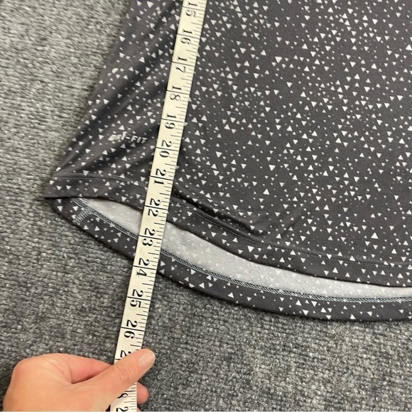 NIKE Women’s Dri-Fit Running V-Neck Athletic T-Shirt black/white pattern Small - Picture 8 of 8